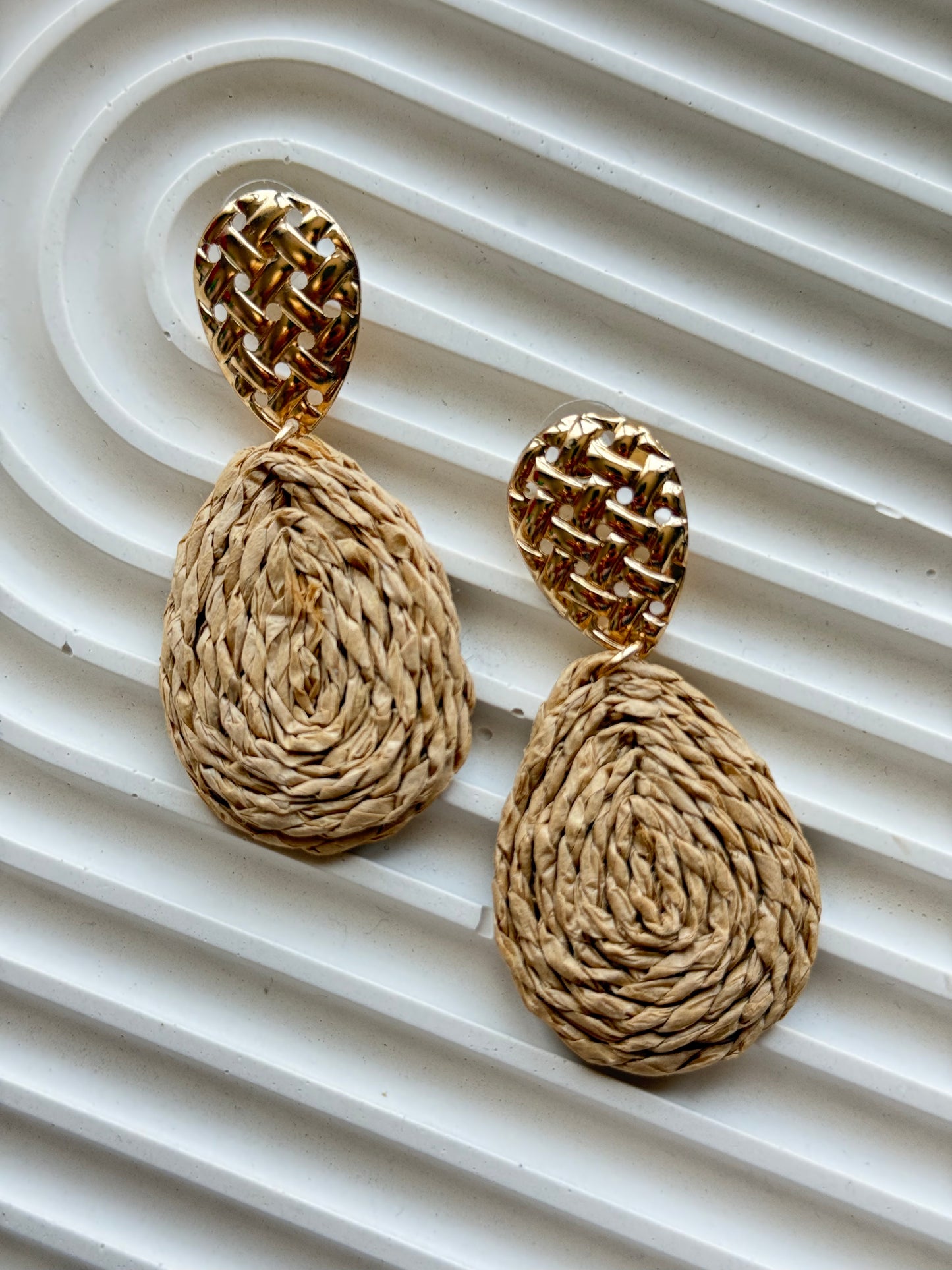 Raffia fülbevaló - barna csepp