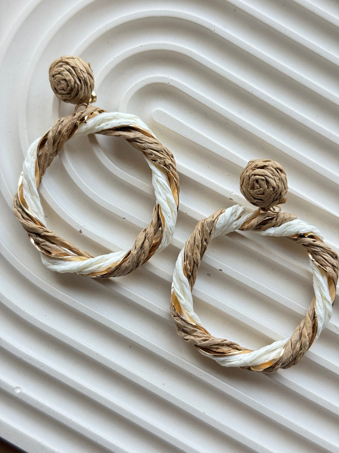 Raffia fülbevaló - fehér - barna karika