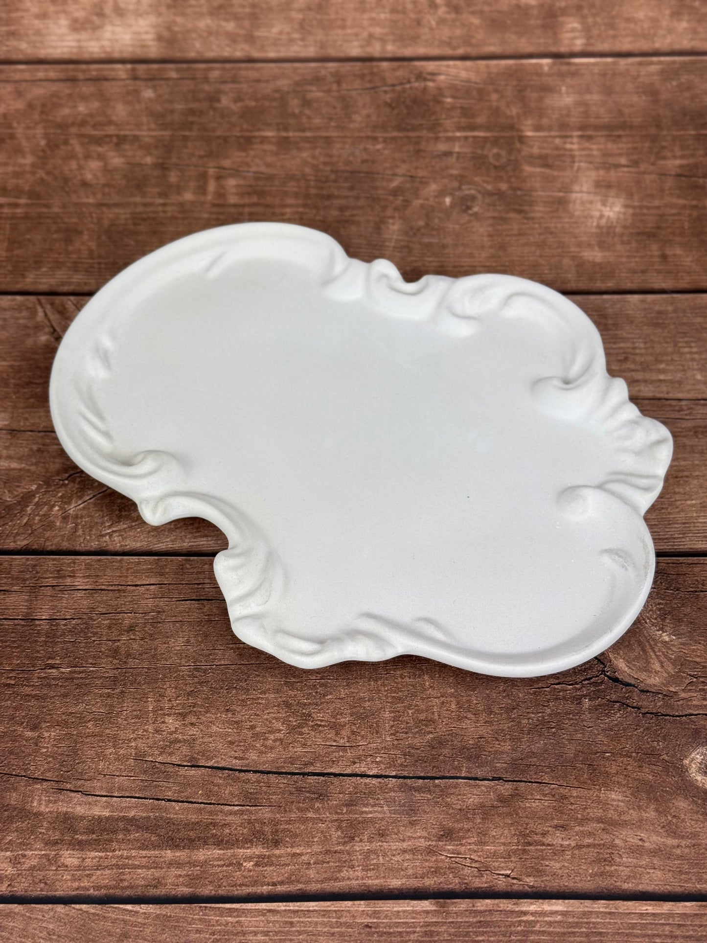 Kerámia tálca, barokk mintás