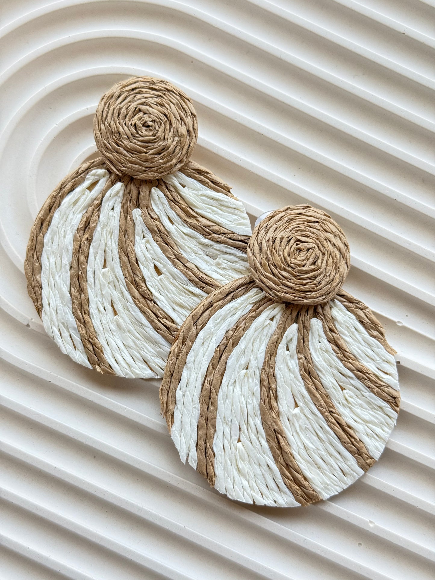 Raffia fülbevaló - bézs kör