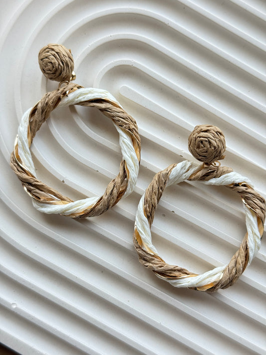 Raffia fülbevaló - fehér - barna karika