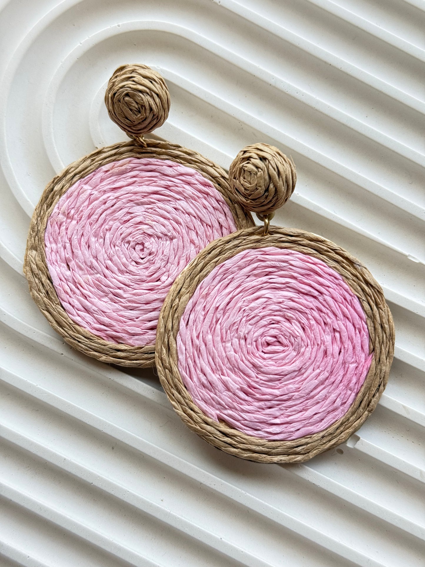 Raffia fülbevaló - barna - rózsaszín kör