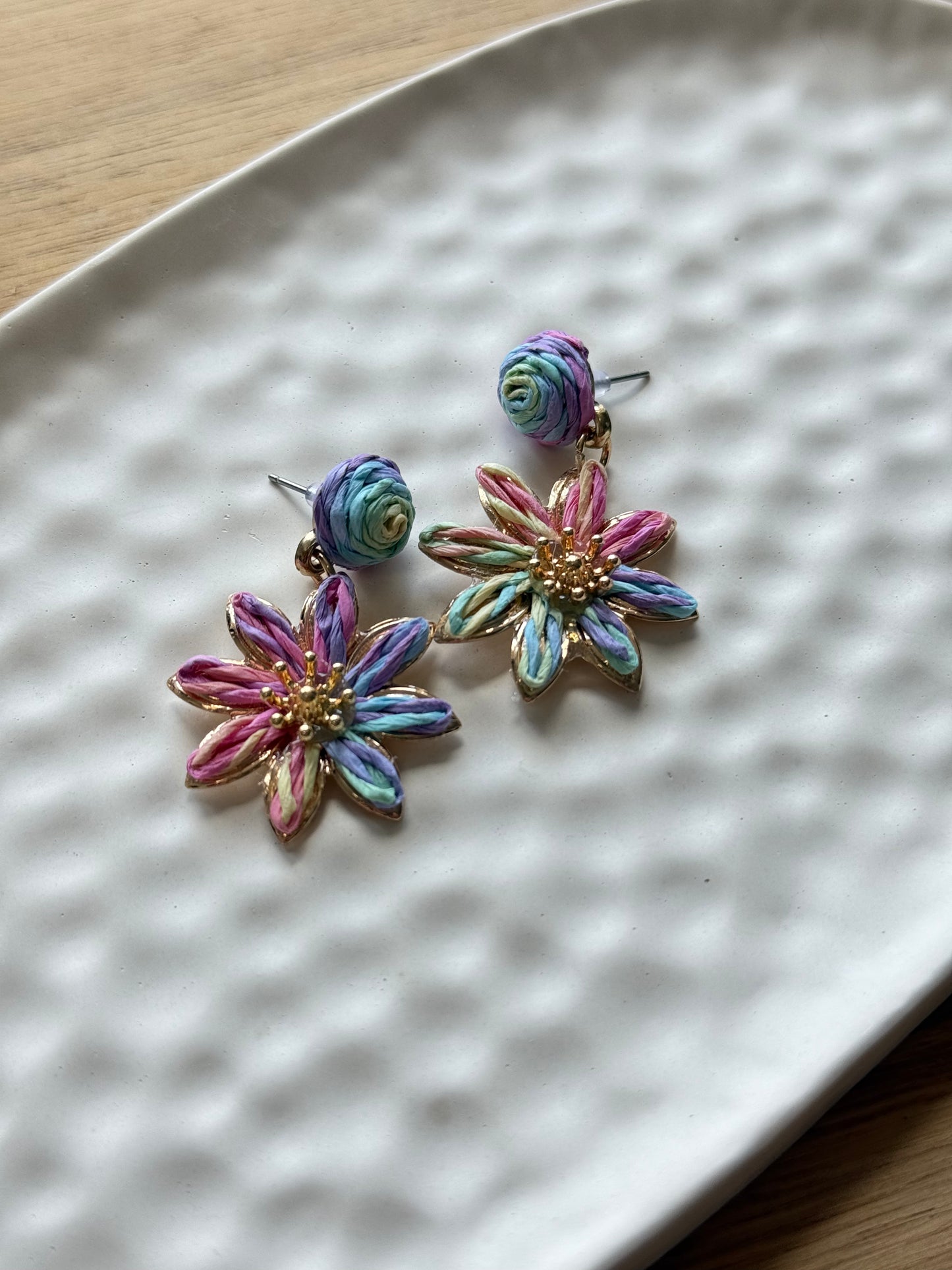 Raffia fülbevaló - színes mini virág