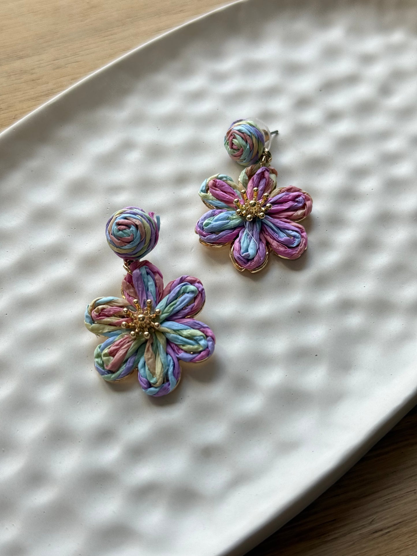 Raffia fülbevaló - színes mini virág