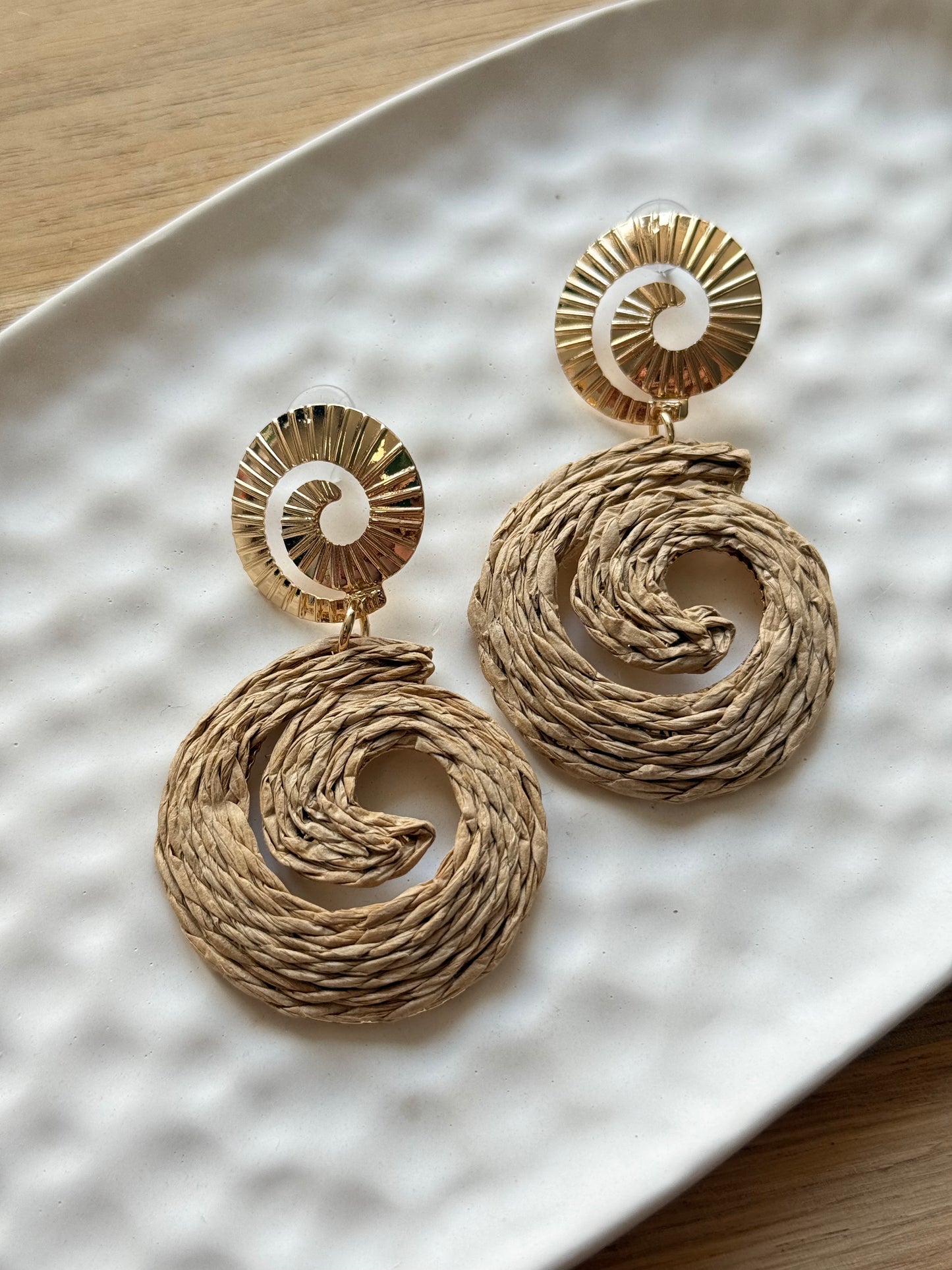 Raffia fülbevaló - barna csiga