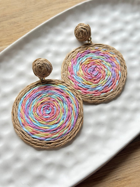 Raffia fülbevaló - színes kör, barna kontúrral