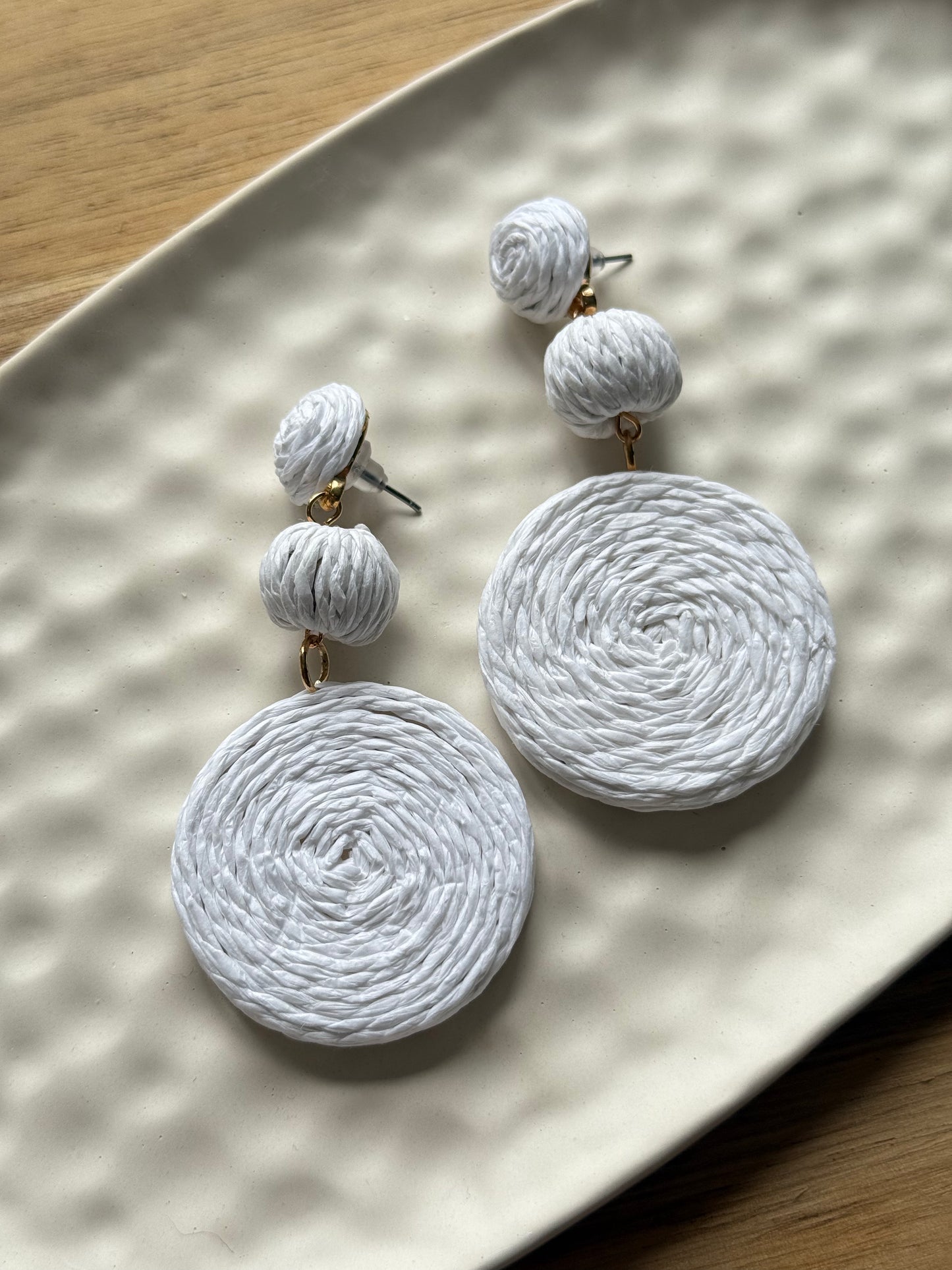 Raffia fülbevaló - fehér lógós