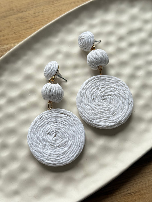 Raffia fülbevaló - fehér lógós