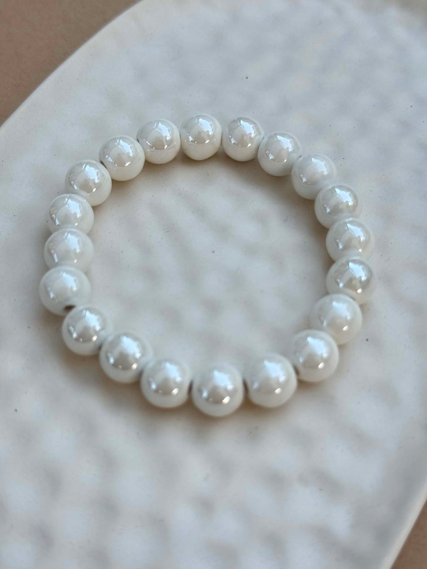 Gyöngy kerámia karkötő – fehér, kis szemű