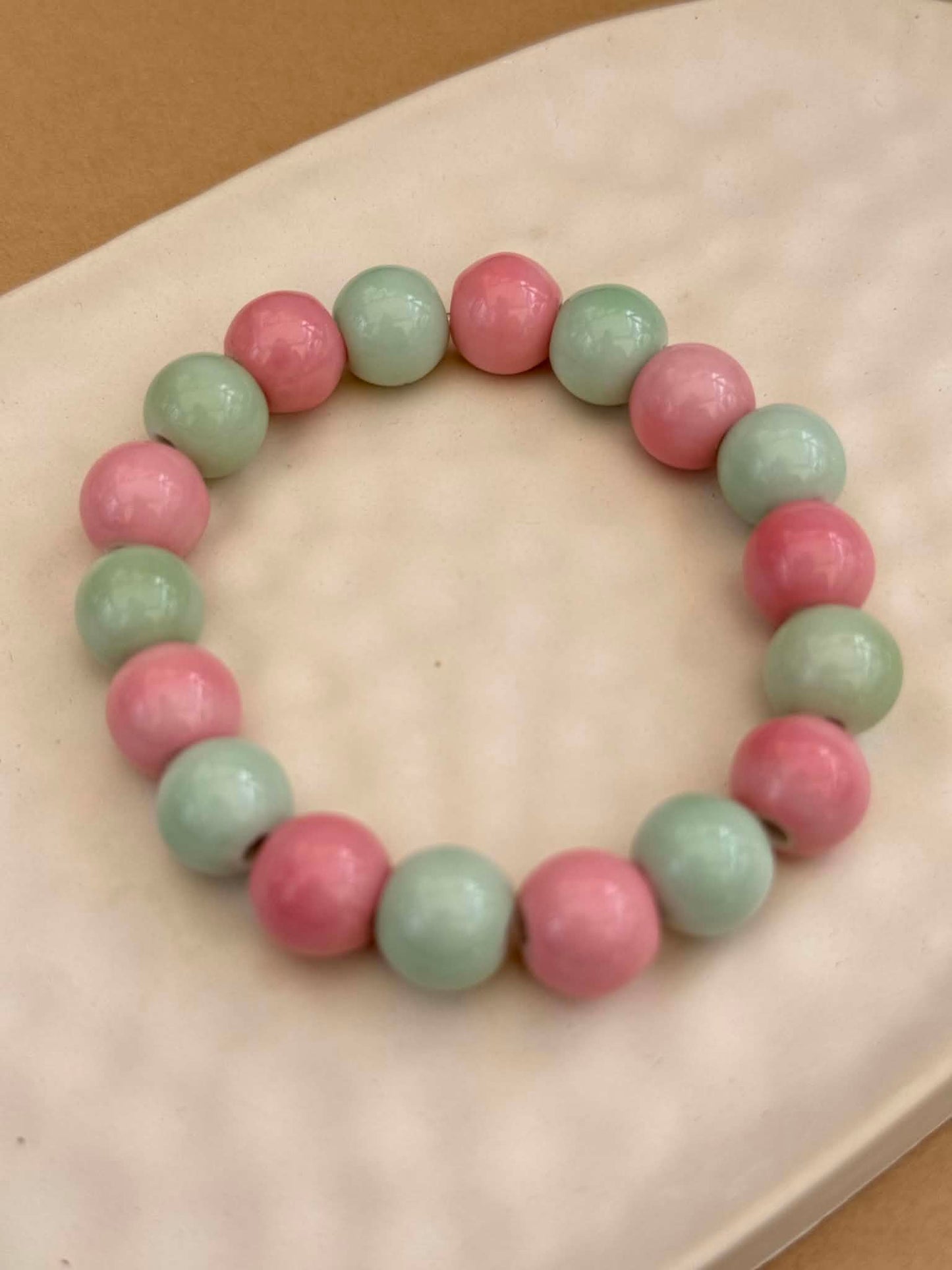 Gyöngy kerámia karkötő – rózsaszín és mentazöld, váltakozó