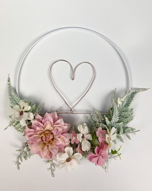 Fém karika szívvel, dáliával